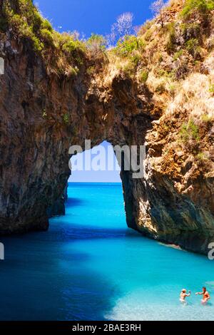 Donna e uomo che giocano nel mare di Arco Magno, vicino alla famosa Tropea (Calabria, Italia) Foto Stock