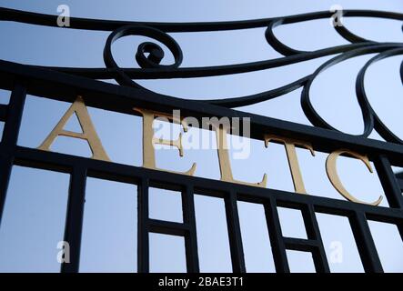 Porte chiuse all'All England Lawn tennis Club, dove decideranno se Passi pure con i campionati di Wimbledon di quest'estate durante una riunione di emergenza del consiglio la prossima settimana. Foto Stock