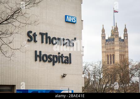 St Thomas Hospital, un grande e storico ospedale didattico NHS di fronte alle case del Parlamento sulla sponda sud Foto Stock