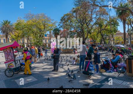 Locali con bancarelle mobili in Plaza de 14 Septiembre, o piazza principale del 14 settembre, Cochabamba, Bolivia, America Latina, Foto Stock