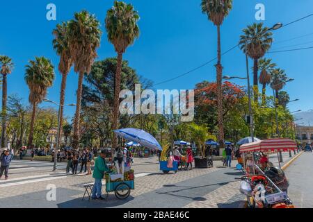 Locali con bancarelle mobili in Plaza de 14 Septiembre, o piazza principale del 14 settembre, Cochabamba, Bolivia, America Latina, Foto Stock