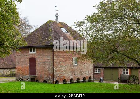 L'ex Granary che è ora una libreria di seconda mano nel cortile stabile a Stourhead House, Wiltshire, Inghilterra, Regno Unito Foto Stock