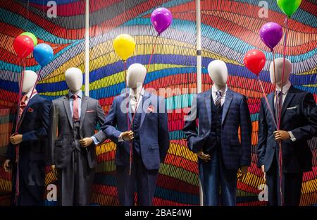 Vetrata colorata illuminata a Nottingham City, Nottinghamshire England UK Foto Stock