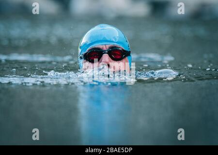 Nuotatore all'aperto presso un Lochan Uaine, Aviemore, Scozia Foto Stock
