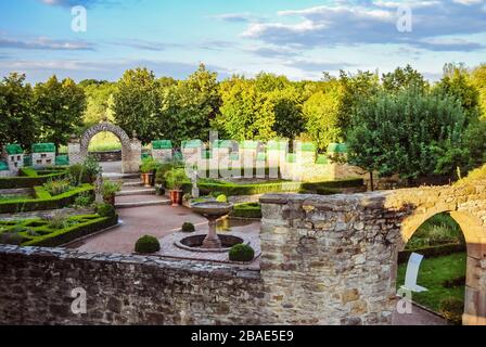 Giardino verde con piante e fiori all'Ecomuseo d'Alsace, l'éco musée d'Alsace Foto Stock