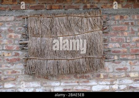 Finestra di paglia sulla casa di fango a Kumrokhali, Bengala Occidentale, India Foto Stock