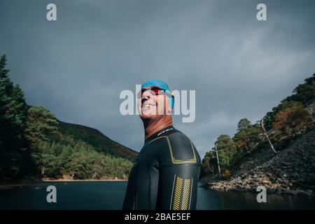 Nuotatore all'aperto presso un Lochan Uaine, Aviemore, Scozia Foto Stock