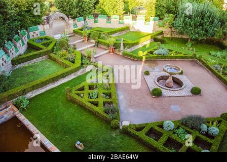 Giardino verde con piante e fiori all'Ecomuseo d'Alsace, l'éco musée d'Alsace Foto Stock