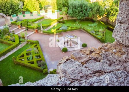 Giardino verde con piante e fiori all'Ecomuseo d'Alsace, l'éco musée d'Alsace Foto Stock