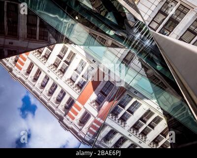 Una vista astratta dell'architettura del Victoria and Albert Museum si riflette nel vetro della nuova area del cortile del Seckler. Foto Stock