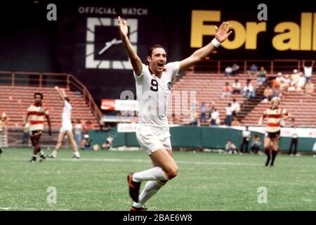 Giorgio Chinaglia (l) del New York Cosmos celebra un obiettivo Foto Stock