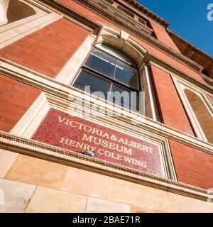 Henry Cole Wing, Victoria & Albert Museum, Londra. Un cartello sul lato del popolare museo di South Kensington a West London. Foto Stock