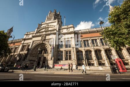 Il Victoria and Albert Museum di South Kensington, Londra. V&A contiene la più grande collezione al mondo di arti decorative e design. Foto Stock