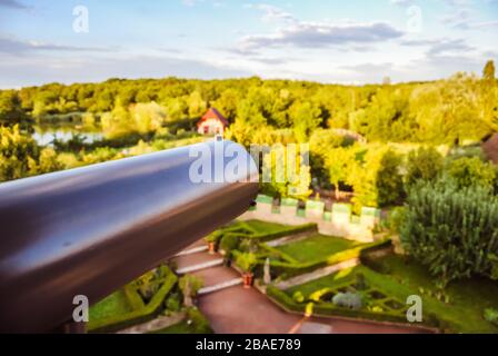 Telescopio e il giardino verde con piante e fiori all'Ecomuseo d'Alsazia, l'éco musée d'Alsace Foto Stock