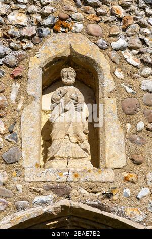 Chiesa Holton, Suffolk, Inghilterra, UK piccola statua di San Pietro in portico nicchia Foto Stock