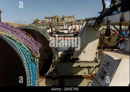 I pescherecci da traino di acque profonde sono attraccati nel porto di Macduff, Scozia, Regno Unito. Foto Stock