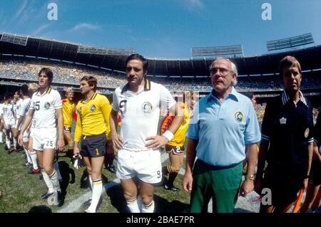 New York Cosmos Coach Hennes Weisweiler (secondo r) e il capitano Giorgio Chinaglia (terzo r) si allineano prima della partita Foto Stock