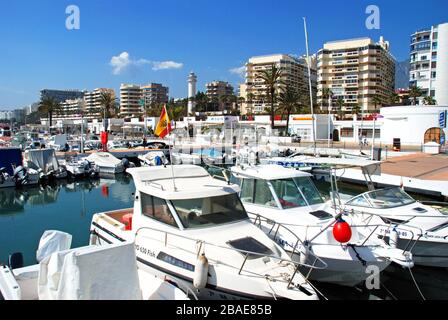 Barche ormeggiate nel porto turistico (Puerto Deportivo de Marbella), Marbella, Spagna. Foto Stock