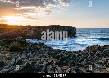 Scogliere a Bufoni di Pia nel Mar Cantabrico. Vista al tramonto. Asturias, Spagna Foto Stock