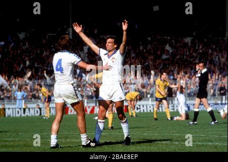 La Trevor Brooking (r) di West Ham United celebra la vittoria con il compagno di squadra Billy Bond (l) Foto Stock