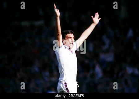 Il Trevor Brooking di West Ham United celebra il raggiungimento del traguardo Foto Stock