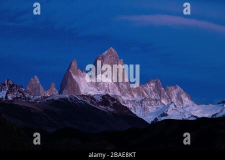 Alba sul Monte Fitzroy a El Chalten nella Patagonia meridionale, Argentina Foto Stock