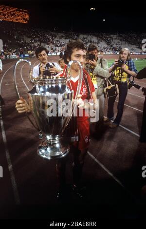 Il vincitore del goalscorer Trevor Francis of Nottingham Forest tiene la Coppa europea Foto Stock