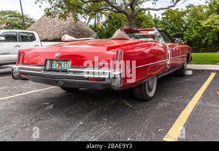 Vista posteriore di tre quarti di una decappottabile Cadillac Eldorado di nona generazione, Miami, Florida, USA. Foto Stock