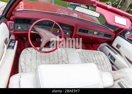 Interni sporchi di una decappottabile Cadillac Eldorado di nona generazione, Miami, Florida, USA. Foto Stock