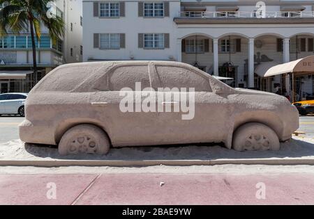 Vista laterale di una macchina di sabbia a grandezza naturale in un sandpit, South Beach, Miami Beach, Florida, Stati Uniti. Foto Stock