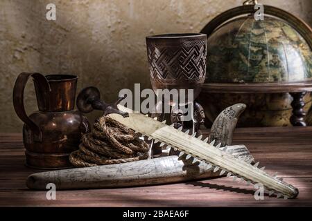 Stll vita del 19th secolo viaggio in mare con vecchio talvar indiano (saber), corda, globo e attacco su un tusk di waltus Foto Stock