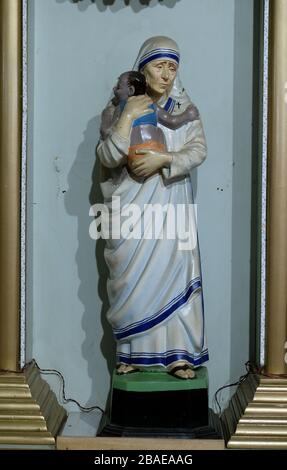 Santa Teresa di Calcutta statua presso la cattedrale cattolica del cuore Immacolato di Maria e Santa Teresa di Calcutta a Baruipur, Bengala Occidentale, India Foto Stock