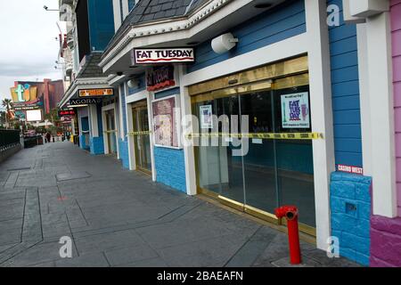 Las Vegas, Stati Uniti. 26 marzo 2020. Una vista dei ristoranti temporaneamente chiusi lungo Las Vegas Boulevard durante la chiusura di Coronavirus della Strip a Las Vegas, Nevada, Giovedi, 26 marzo 2020. Foto di James Atoa/UPI Credit: UPI/Alamy Live News Foto Stock