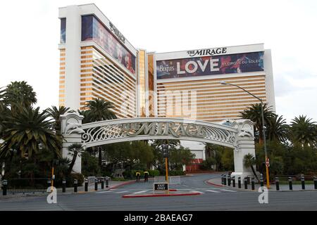 Las Vegas, Stati Uniti. 26 marzo 2020. Le guardie di sicurezza si trovano all'ingresso anteriore del Mirage Hotel and Casino durante la chiusura di Coronavirus della Strip a Las Vegas, Nevada, giovedì 26 marzo 2020. Foto di James Atoa/UPI Credit: UPI/Alamy Live News Foto Stock