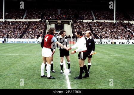 Il capitano del West Ham United Billy Bonds (a sinistra) scuote le mani con il suo omologo Fulham Alan Multlery (a destra) Foto Stock