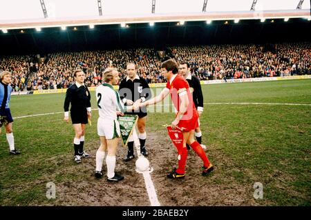 Il capitano di Liverpool Emlyn Hughes (a destra) scrolla le mani con il capitano Berti Vogts (a sinistra) di Borussia Monchengladbach Foto Stock