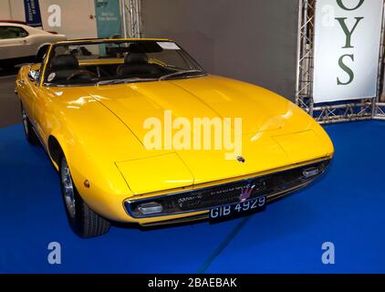 Tre quarti Vista frontale di un giallo, 1970, Maserati Ghibli 4.9 SS Spyder, in mostra presso la Coys Auction Area del Salone delle Auto classiche di Londra 2020 Foto Stock