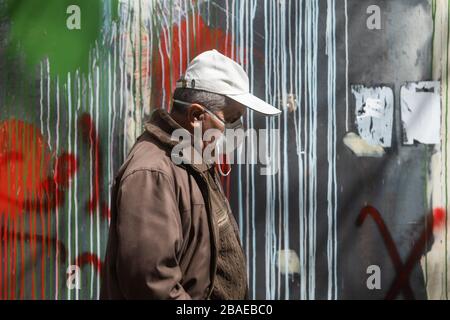 Beirut, Libano. 27 marzo 2020.A pedone che indossa una maschera facciale protettiva come Beirut va in blocco durante la pandemia coroanvirus. Credit: amer Ghazzal/Alamy Live News Foto Stock