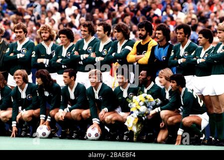 Il New York Cosmos si allinea prima della finale di Pele, con Giorgio Chinaglia (back row, quarto l), Franz Beckenbauer (back row, quinto l) e Carlos Alberto (back row, terzo r) Foto Stock