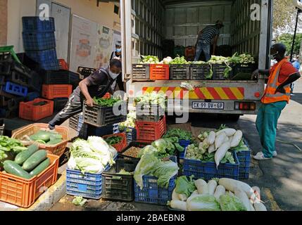 Johannesburg, Sudafrica. 26 marzo 2010. I lavoratori trasportano forniture a Johannesburg, Sudafrica, 26 marzo 2010. Il Sud Africa ha riferito il venerdì le sue prime due morti derivanti dal romanzo coronavirus, con il numero totale di casi confermati nel paese di 1,000, secondo il suo ministero della salute. Credit: Chen Cheng/Xinhua/Alamy Live News Foto Stock