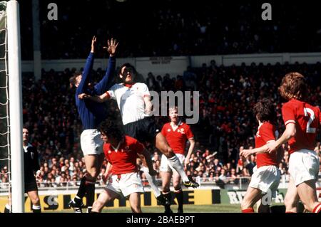 Il portiere del Manchester United Alex Stepney (l) è sfidato da Ray Kennedy di Liverpool (terzo l) Foto Stock