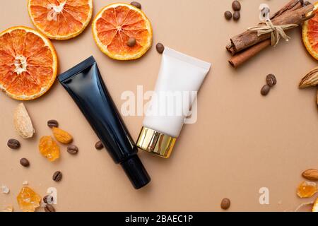 Cosmetici per il trucco naturale, Fondazione e mascheratore per la pelle intorno agli occhi. Sfondo caldo con frutta secca e caffè. Foto Stock