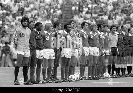 Il team New York Cosmos si allinea prima della partita, con Pele (10), Jomo sono (22), Giorgio Chinaglia (9), Franz Beckenbauer (6) e Carlos Alberto (25) Foto Stock