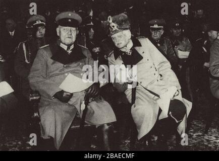 Presidente Hindenburg e Maresciallo August von Mackensen in occasione della celebrazione dell'anniversario della fondazione dell'Impero tedesco, 18 gennaio 19 Foto Stock