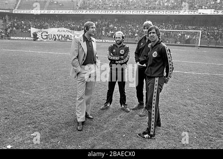 Archie Gemmill della Scozia (secondo l), Alan Rough (secondo r) e Don Masson (r) hanno intervistato lo stadio con il manager Ally MacLeod (l) prima della partita Foto Stock