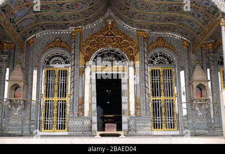 Tempio di Jain (chiamato anche Tempio di Parshwanath) a Badridas Temple Street a Kolkata, Bengala Occidentale, India Foto Stock