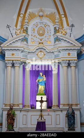 Altare maggiore della Cattedrale cattolica del Santo Rosario, comunemente conosciuta come Chiesa portoghese, Kolkata, Bengala Occidentale, India Foto Stock