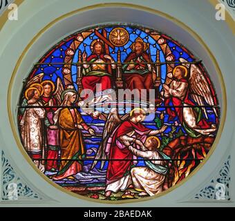 Vetrata presso la Cattedrale Cattolica del Santo Rosario, comunemente conosciuta come la Chiesa Portoghese, Kolkata, Bengala Occidentale, India Foto Stock