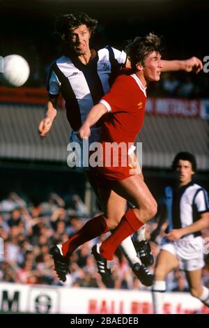 (l-r) John Wile, West Bromwich Albion e Kenny Dalglish, Liverpool battaglia per la palla Foto Stock