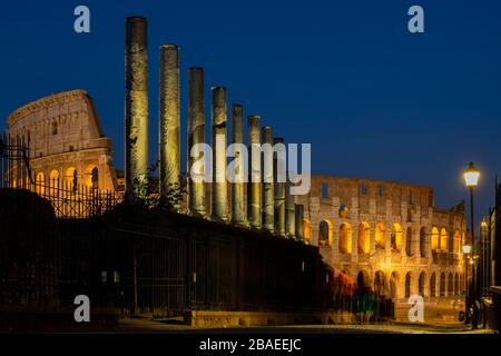 Vista notturna del Colisseum. Colori vivaci e reali. Roma, Italia Foto Stock